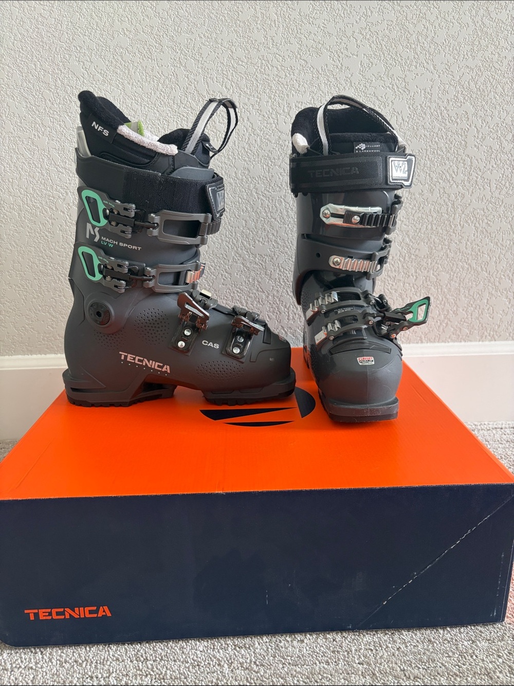 Tecnica Women’s ski boots - low volume flex 85 size 23.5